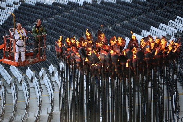 Có những tin đồn rằng do thời tiết mưa nên ngọn đuốc Olympic 2012 đã bị tắt, nhưng theo AFP thì Ban tổ chức đã tắt ngọn lửa mới được thắp lên một cách ấn tượng cách đây mấy ngày để dời vào bên trong đường piste chuẩn bị cho các môn điền kinh thi đấu trên sân vận động Olympic.